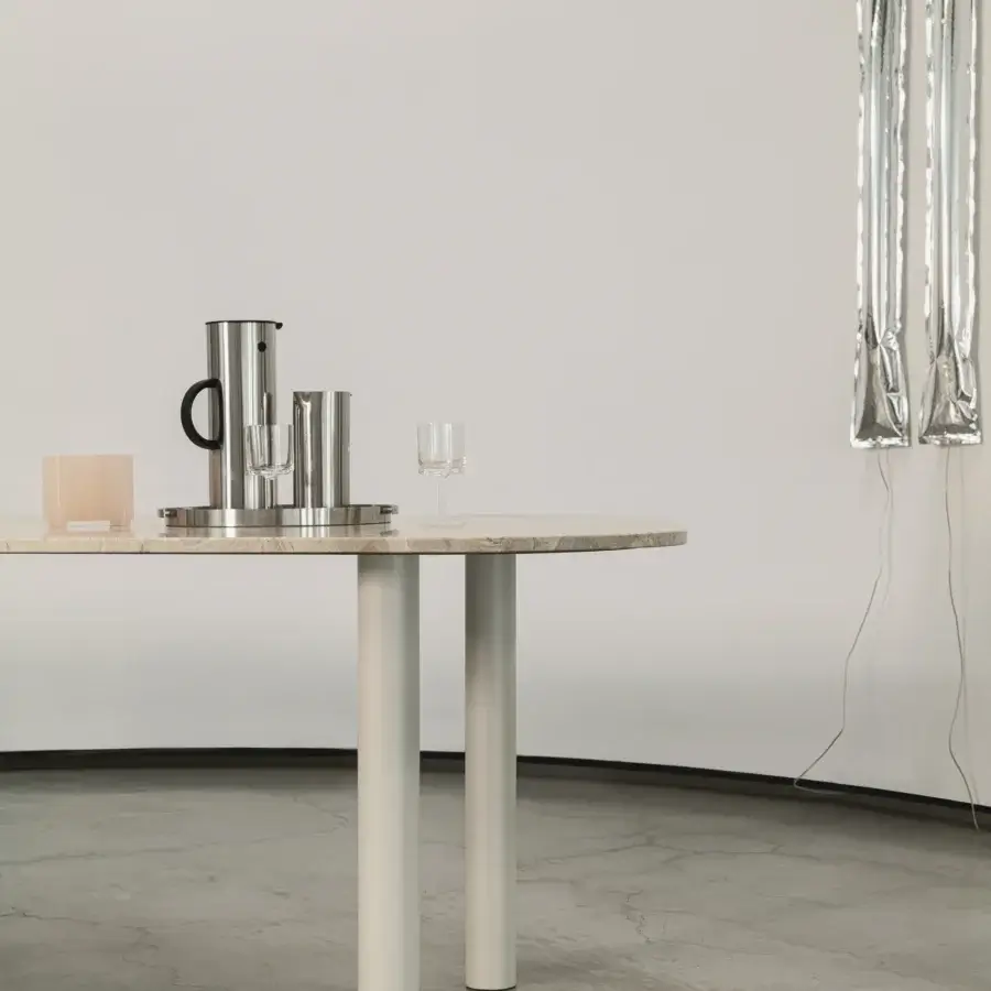 Exceptional Cierre1972 Tango table with light beige, brown, and cream marble top and smooth off-white cylindrical legs