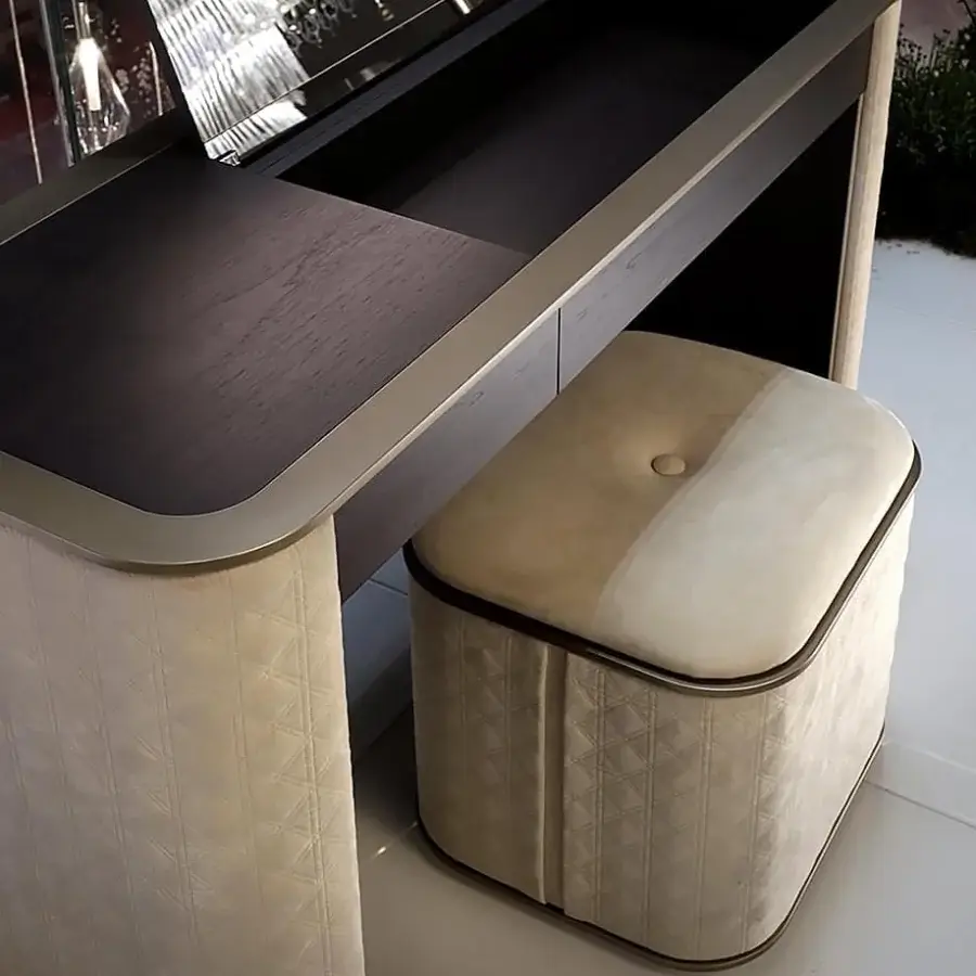 Exceptional Reflex San Marco ottoman upholstered in light beige quilted fabric with brass satin finish