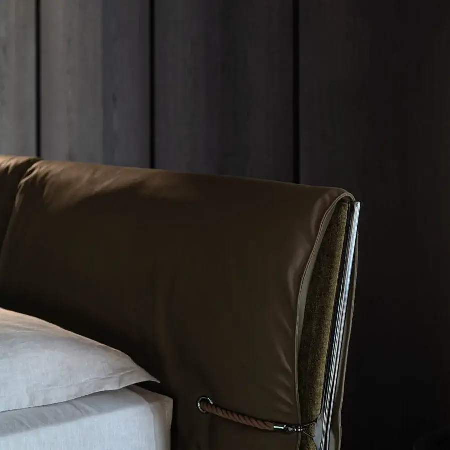 Elegant Cierre1972 Belt bed with medium-brown leather upholstery, braided rope detail and chrome framework