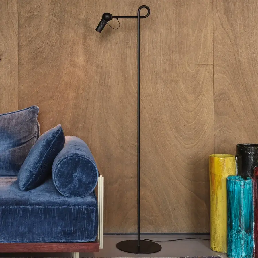 Exceptional Kundalini Bird floor lamp with coated metal structure and die-cast varnished aluminum head in matte black