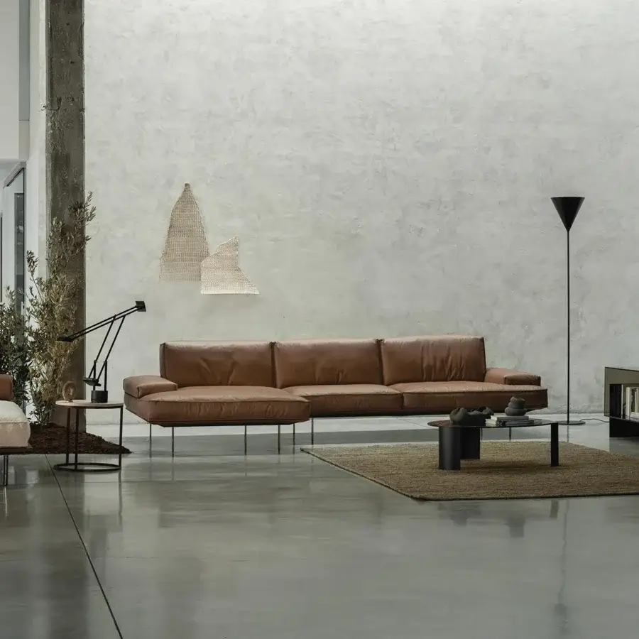 Elegant Cierre1972 Vogue sectional with warm brown leather upholstery and thin metal legs