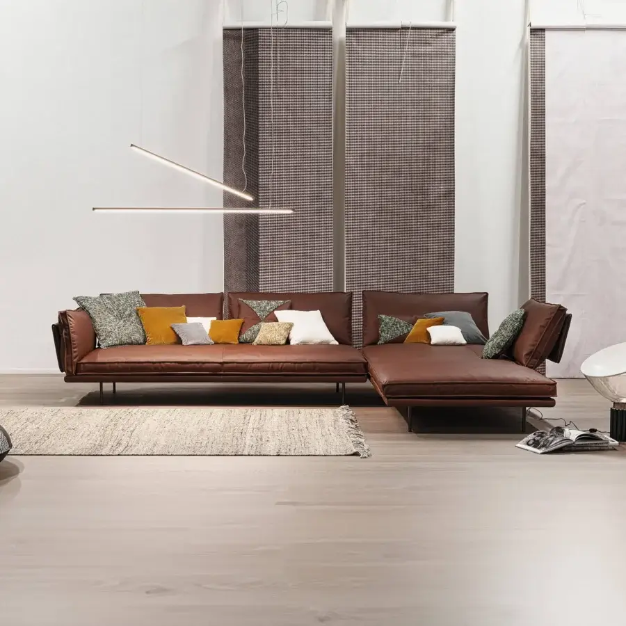 Elegant Cierre1972 Divine sectional in smooth brown leather with adjustable backrests and slender metal legs