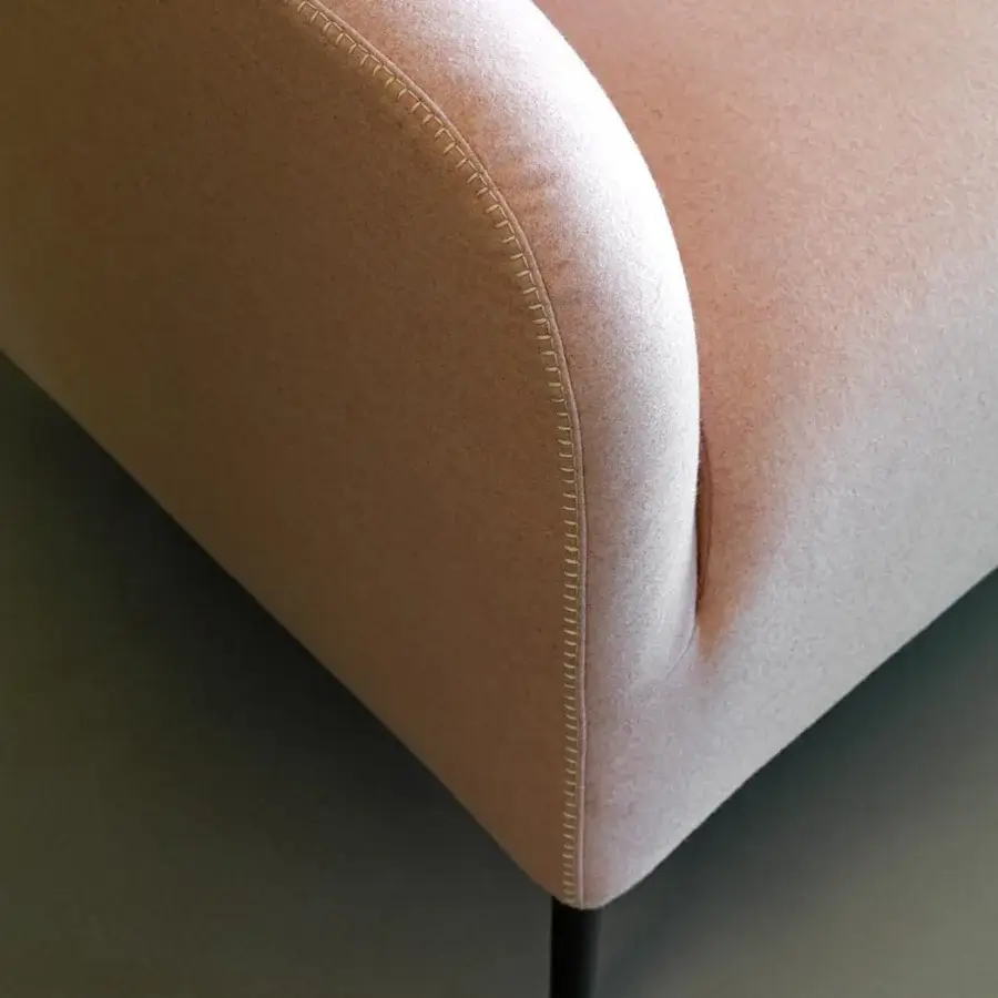 Superior Verzelloni Divanitas sofa upholstered in subtly textured muted pink textile with burnished cast aluminium feet and “Punto Cavallo” stitching