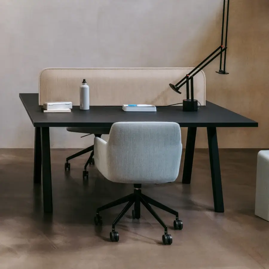 Elegant Lapalma Ori workstation with sleek black tabletop crafted from wood or HPL Fenix® and powder-coated metal legs with beige fabric partition