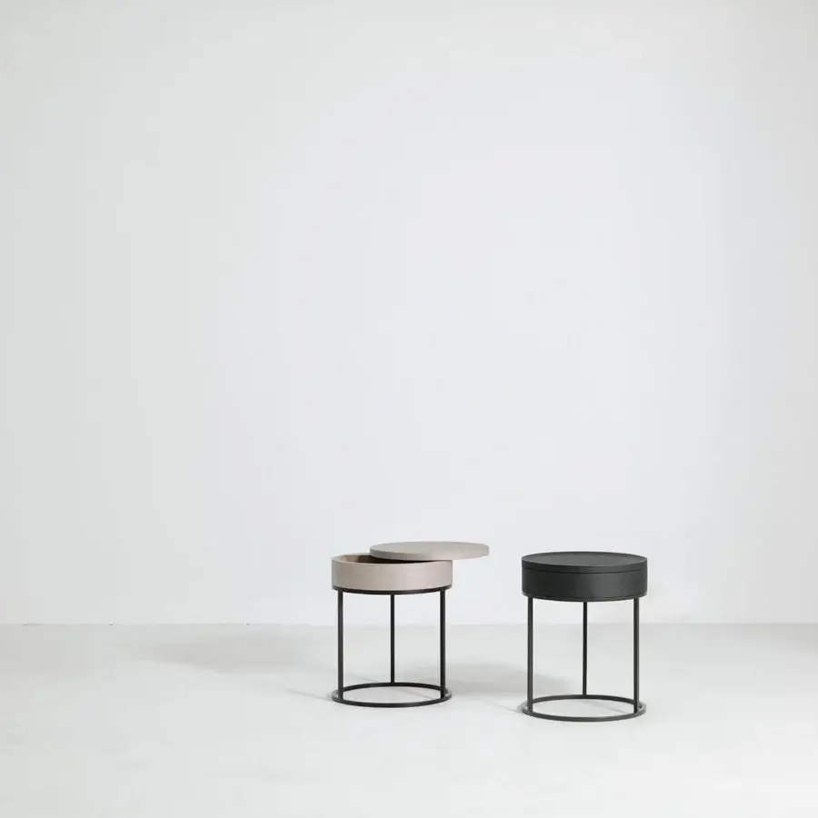 Distinguished Cierre1972 Alfi nightstand in light gray with a rigorously geometric top and slender metal frame crafted in Italy