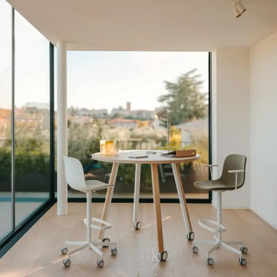 Distinguished Lapalma Ori workstation with a round light-colored wood or HPL Fenix® top and powder-coated metal with solid ash wood legs