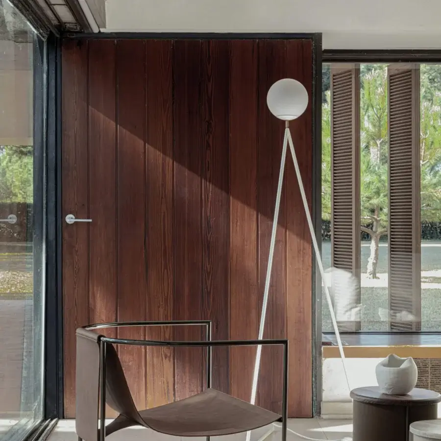Sophisticated Cierre1972 Jamiro lounge chair with dark metal frame and suspended leather seat in “cuoio effect” finish