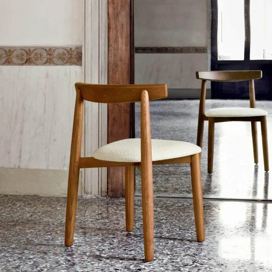 Elegant Miniforms Claretta Bold chair with light brown wood and white textured textile seat