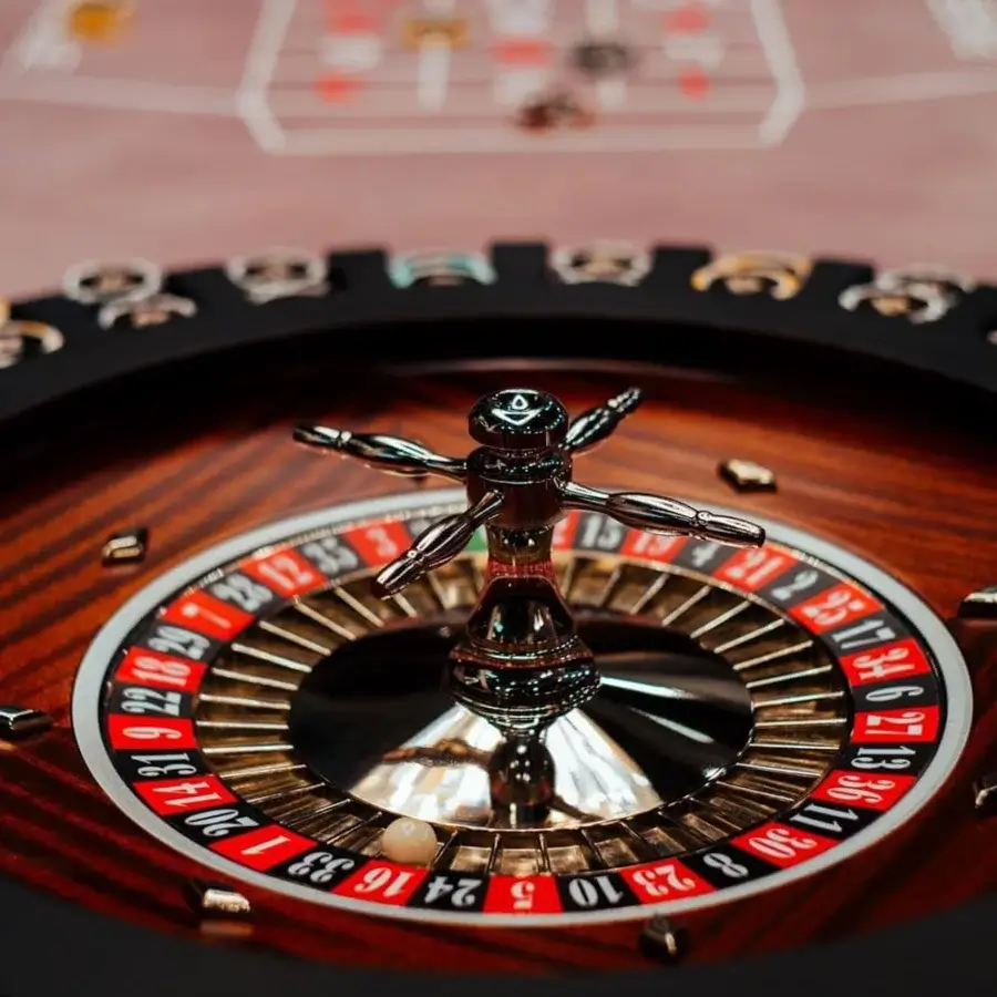 Elegant Vismara Montecarlo roulette table with glossy dark-brown wood and metallic wheel crafted in soft-touch lacquer with ring-patterned base