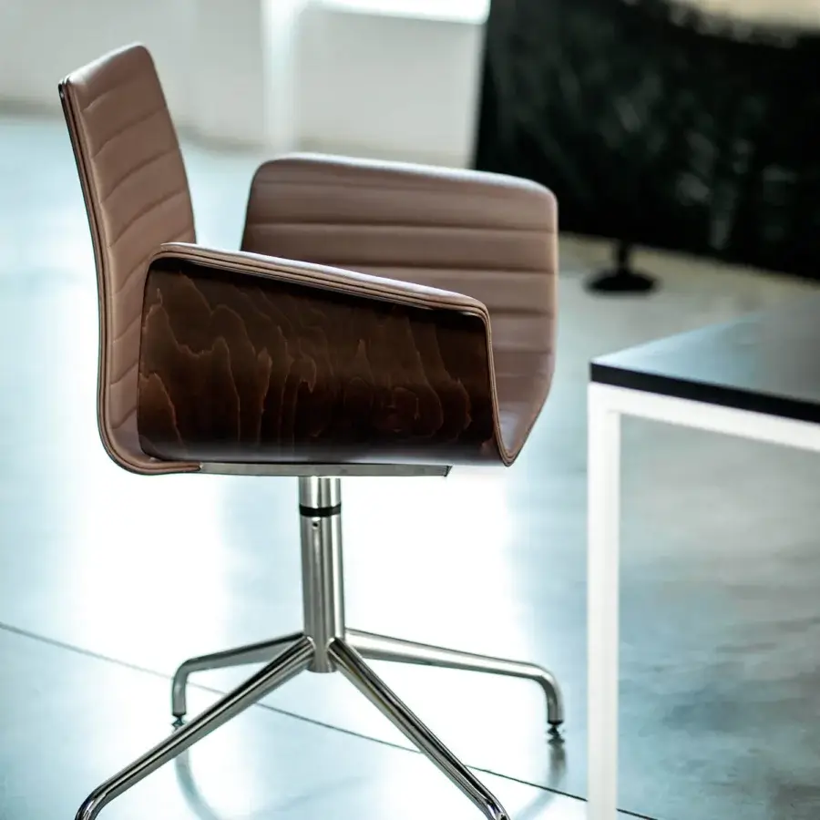 Distinguished Bross Meeting armchair with quilted light brown leather and dark-toned wood, built on a polished star base