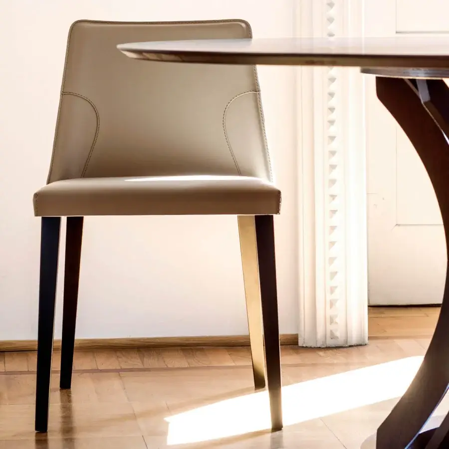 Elegant Bross Ned chair with light beige premium leather and two-toned high-end wood legs crafted in Italy