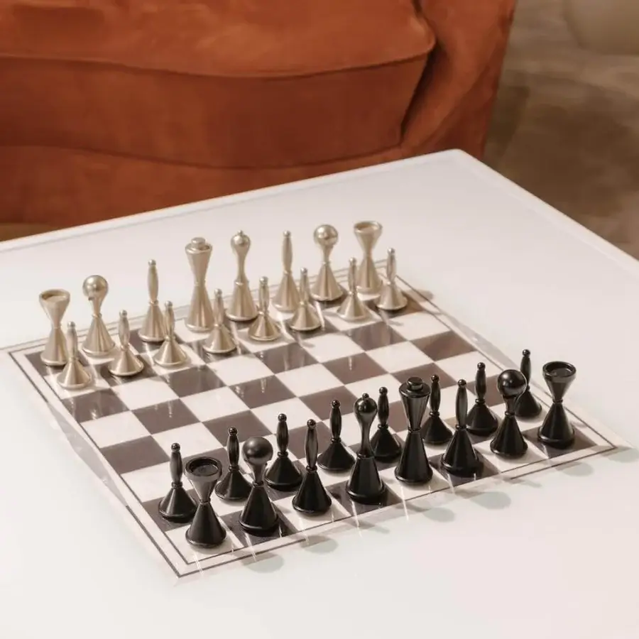 Innovative Vismara Scaccomatto game table with lacquered tempered glass, ebony, maple wood, and anodized aluminum chess pieces