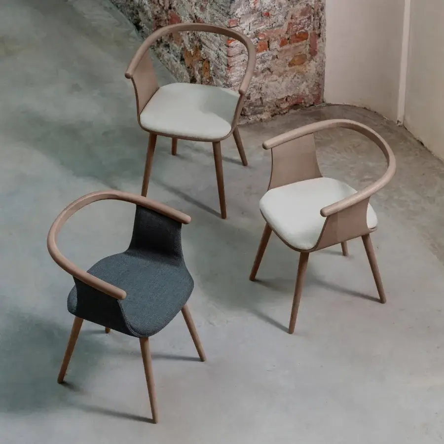 Superior Bross Yuumi armchair with high-end ashwood structure and light gray premium fabric, exhibiting a light-toned matte finish