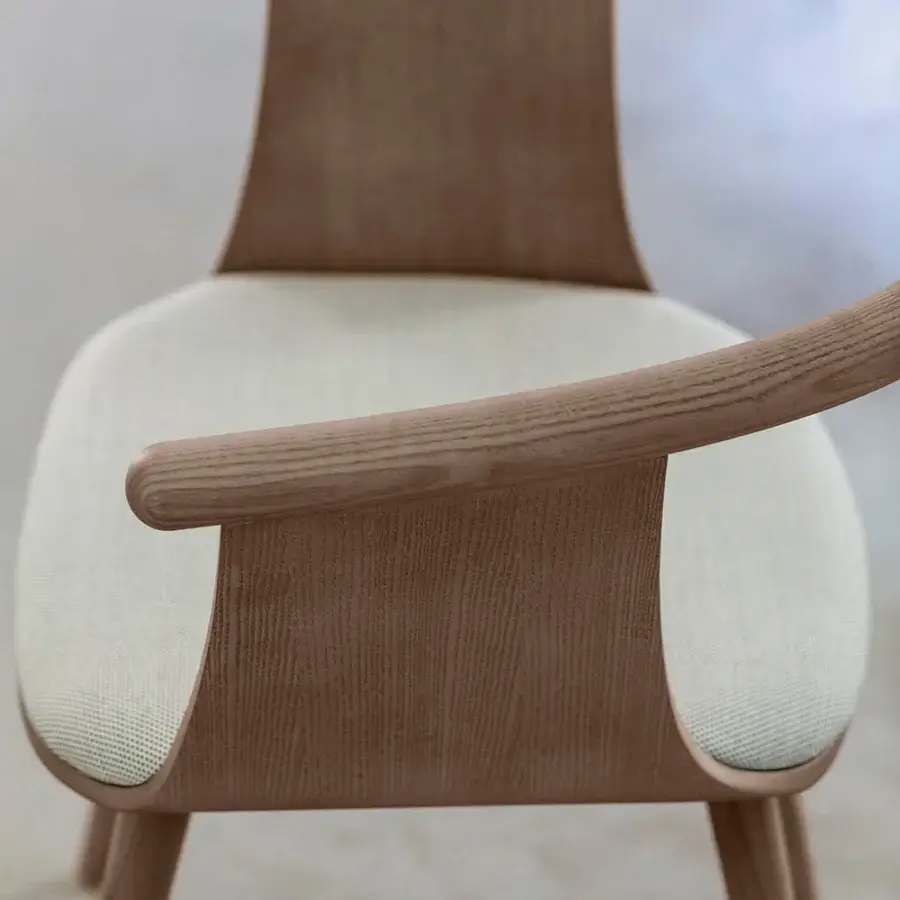 Elegant Bross Yuumi armchair with ashwood structure and light off-white premium fabric upholstery