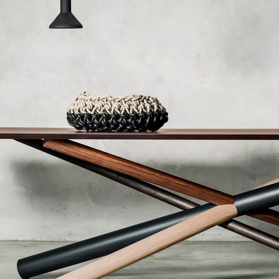Captivating Bross W table crafted in light aniline oakwood and black metal with a glossy dark reddish-brown stained heat-treated oak top