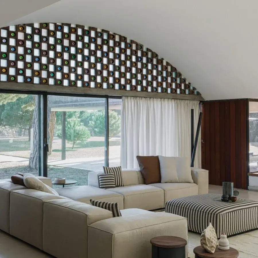 Balanced Cierre1972 Season sectional with light beige matte textile, striped cushions and defined geometric shapes