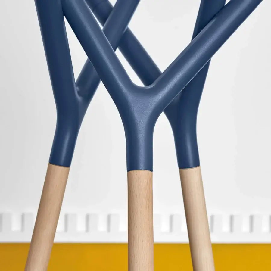 Exceptional Miniforms Game of Trust coat stand with supporting Y-shaped elements in matte dark blue synthetics and light wood legs