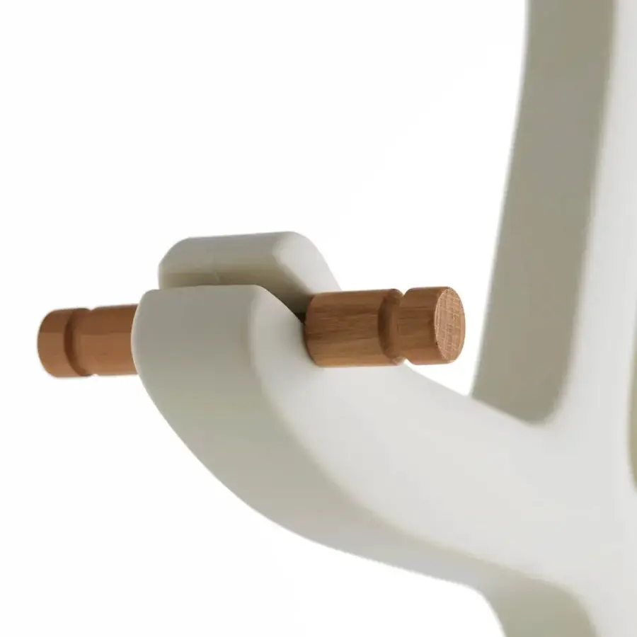 Exceptional Casamania Alberto coat rack with organic form in off-white mass-dyed polyethylene and natural oak wood knobs