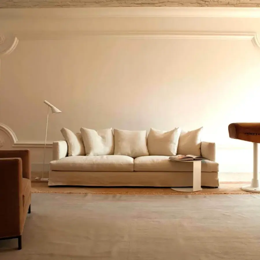 Exceptional Verzelloni Hampton sofa with a light beige textile and elegant aluminum bridge foot construction