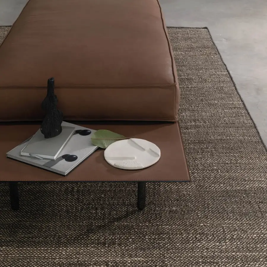Elegant Cierre1972 Vogue Cuoio bench with a smooth brown leather cushion and sleek dark legs