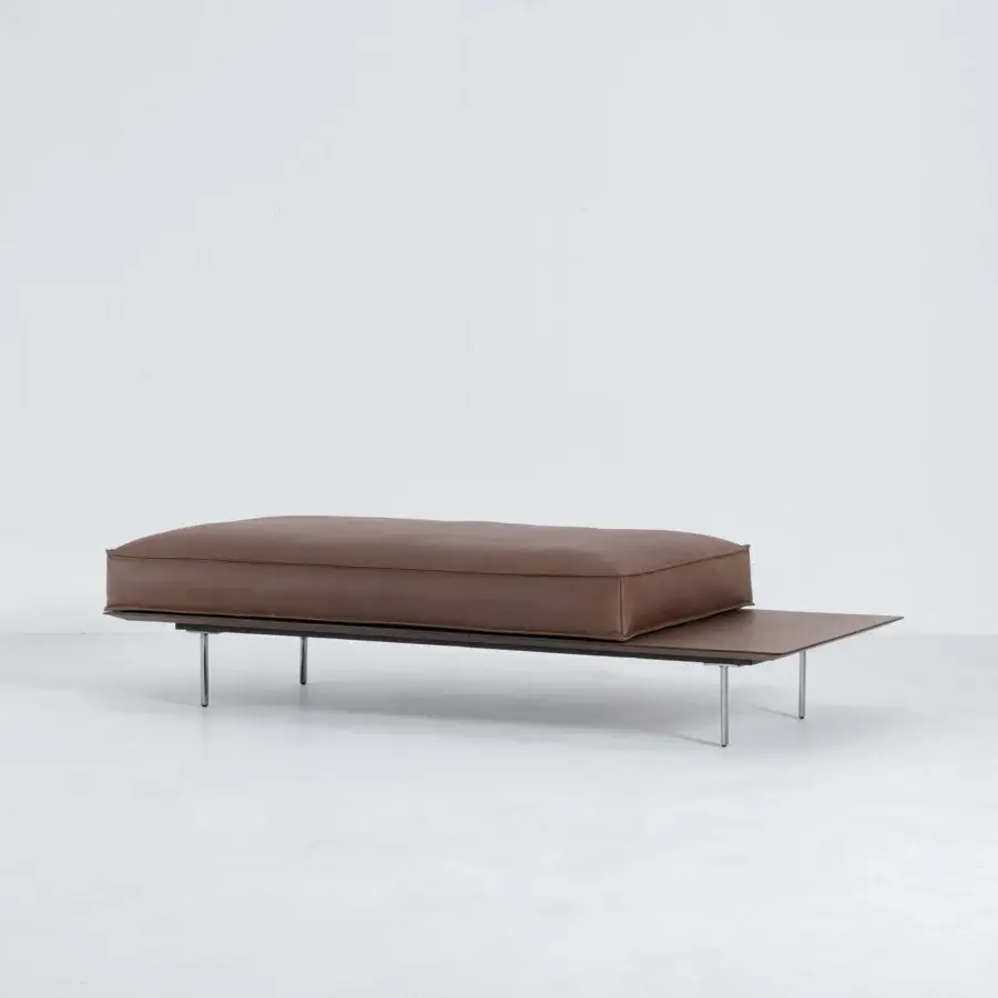 Superior Cierre1972 Vogue Cuoio bench with a raw-cut brown leather cushion and sleek metal legs crafted in Italy
