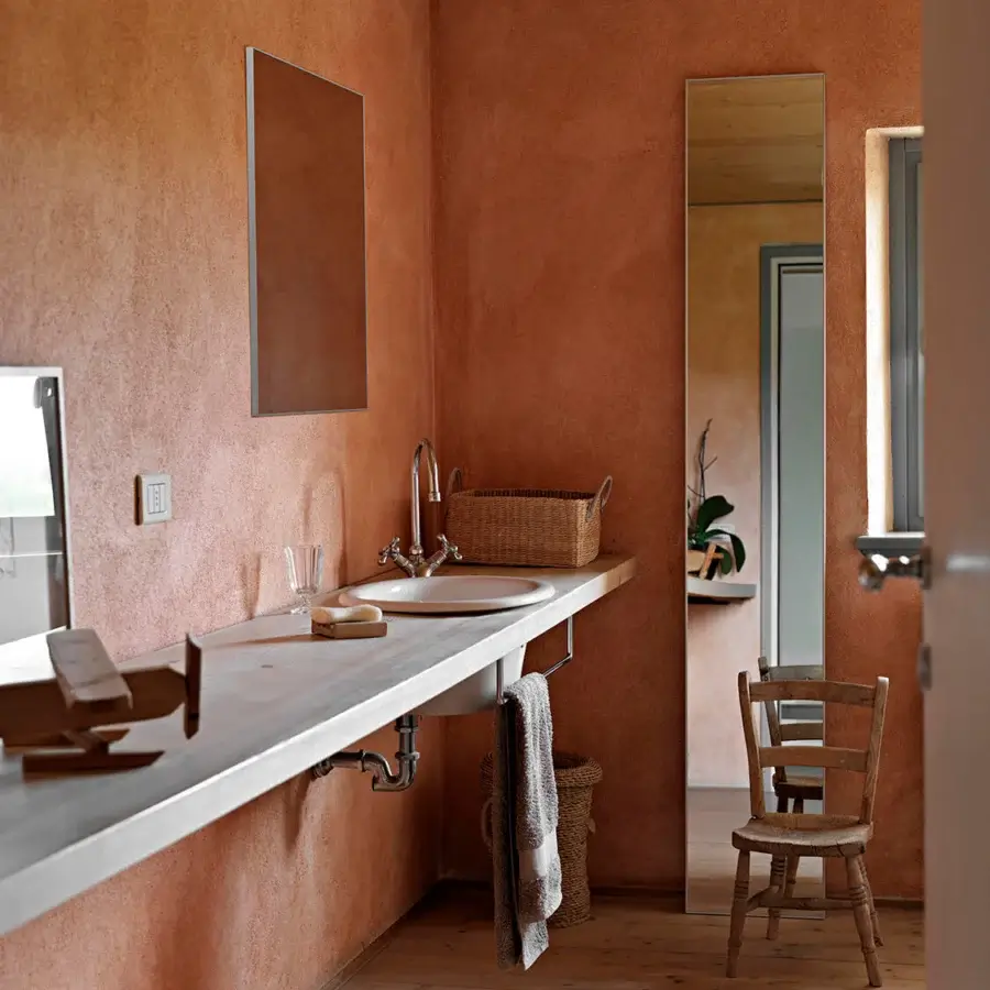 Elegant Horm Ute Minimal mirror with anodized extruded aluminum frame crafted in Italy for versatile placement