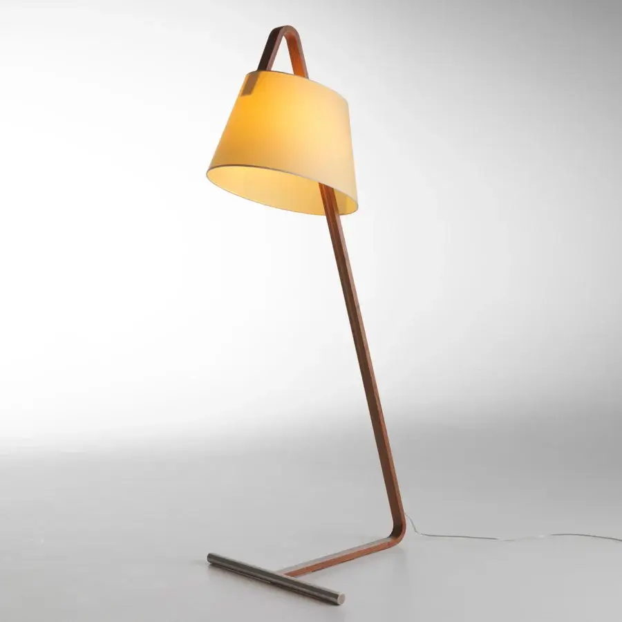 Superior Horm Numero 3 floor lamp with leaning angular frame in medium-tone brown wood and light beige fabric lampshade