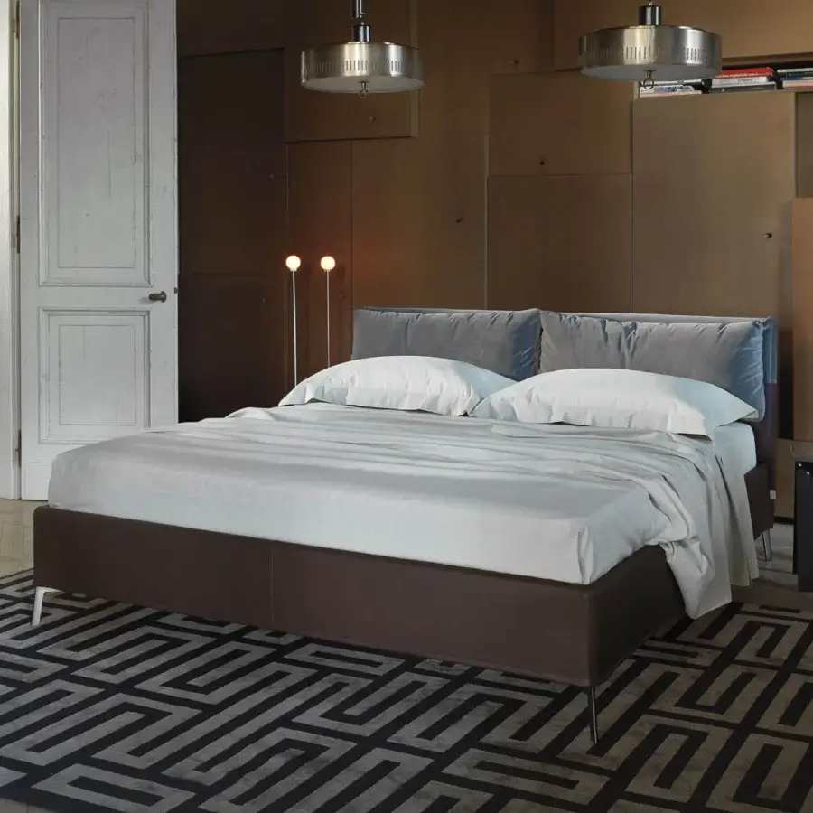 Elegant Horm Bahamas bed with brown leather or eco-leather upholstery and light gray textile headboard with mocha-lacquered beechwood legs