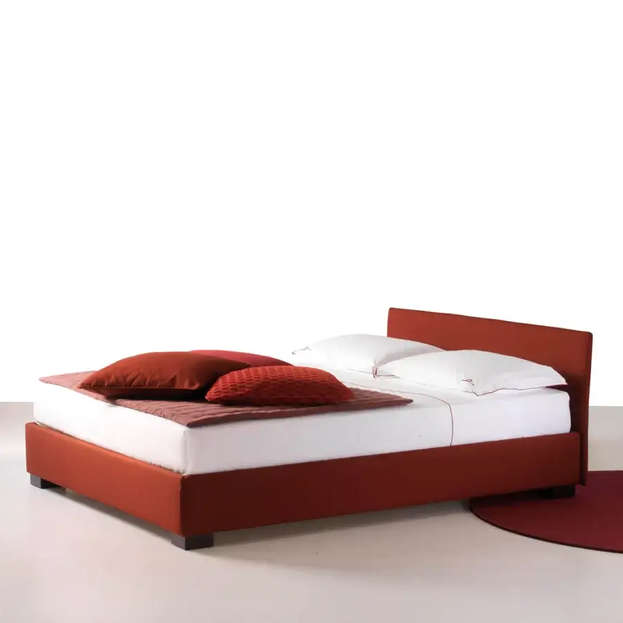 Superior Horm Figi bed with reddish-brown textile and solid beechwood feet finished with dark mocha lacquer