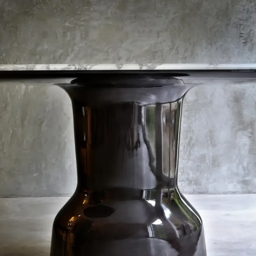 Captivating Casa Casati Musa table with white and gray marble top and sculptural high-density polyurethane resin base, glossy dark lacquered finish