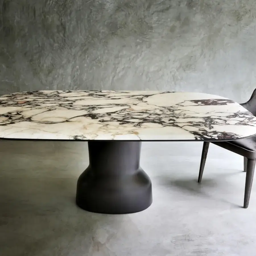 Superior Casa Casati Musa table with light marble top exhibiting dark veining and a smooth, lacquered dark plinth base
