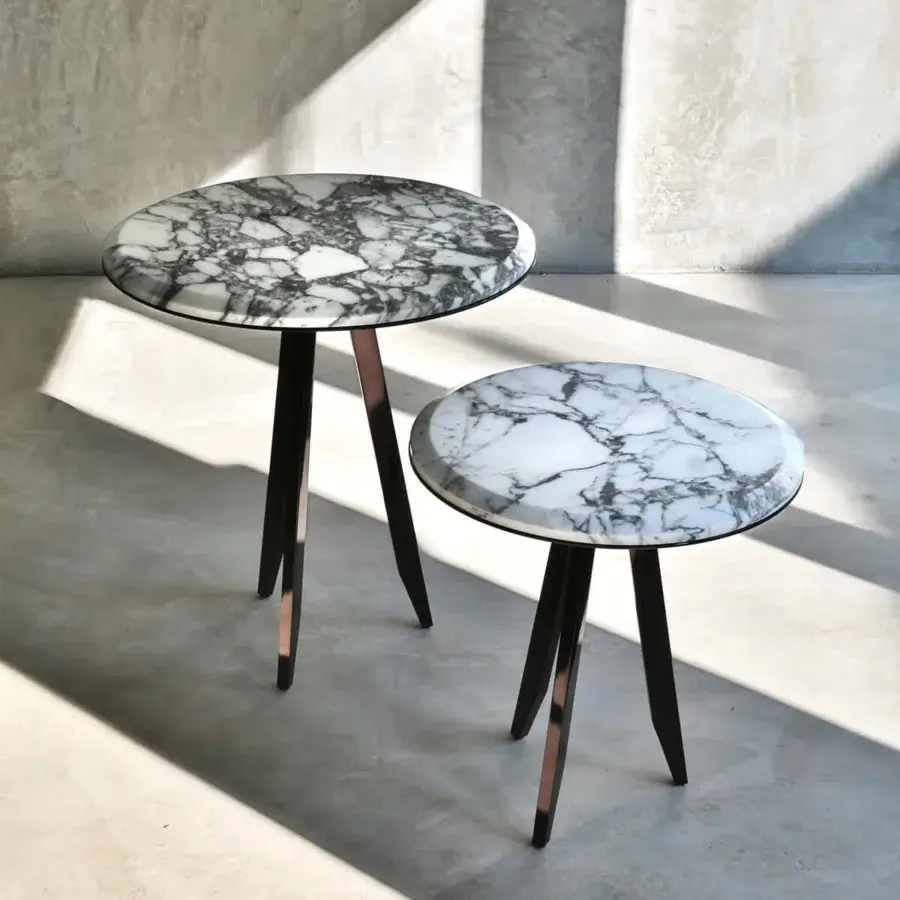 Superior Casa Casati Mirage side table with white and gray marbled tabletop and dark metal frame built with black nickel legs