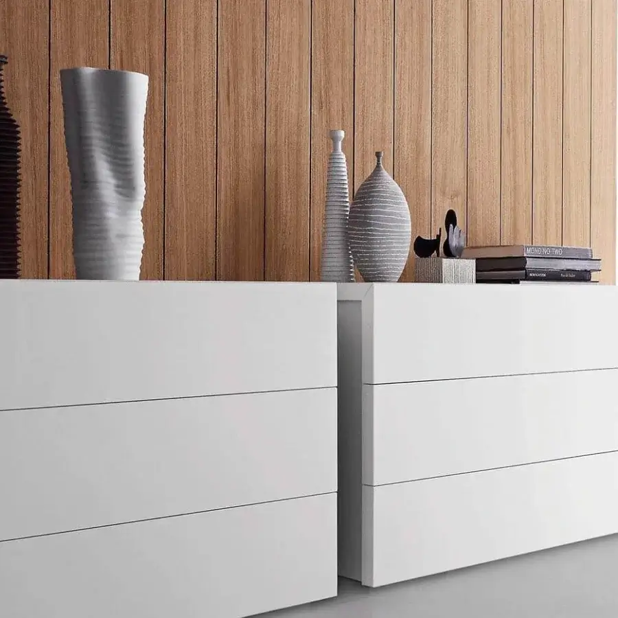 Superior Presotto Elle dresser with six drawers and smooth matte white lacquer finish exhibiting grip grooves and 45° joints