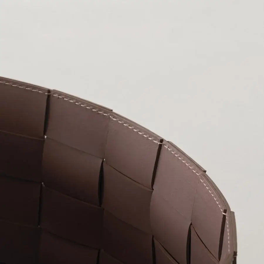 Elegant Cierre1972 Dama basket with woven leather structure in warm earthy medium-to-dark brown and smooth matte finish