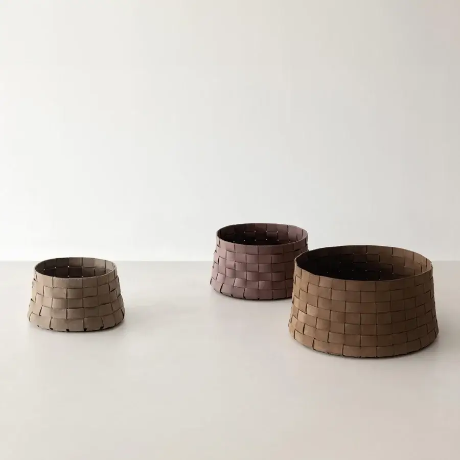 Exceptional Cierre1972 Dama basket with woven leather structure and matte purplish-brown finish