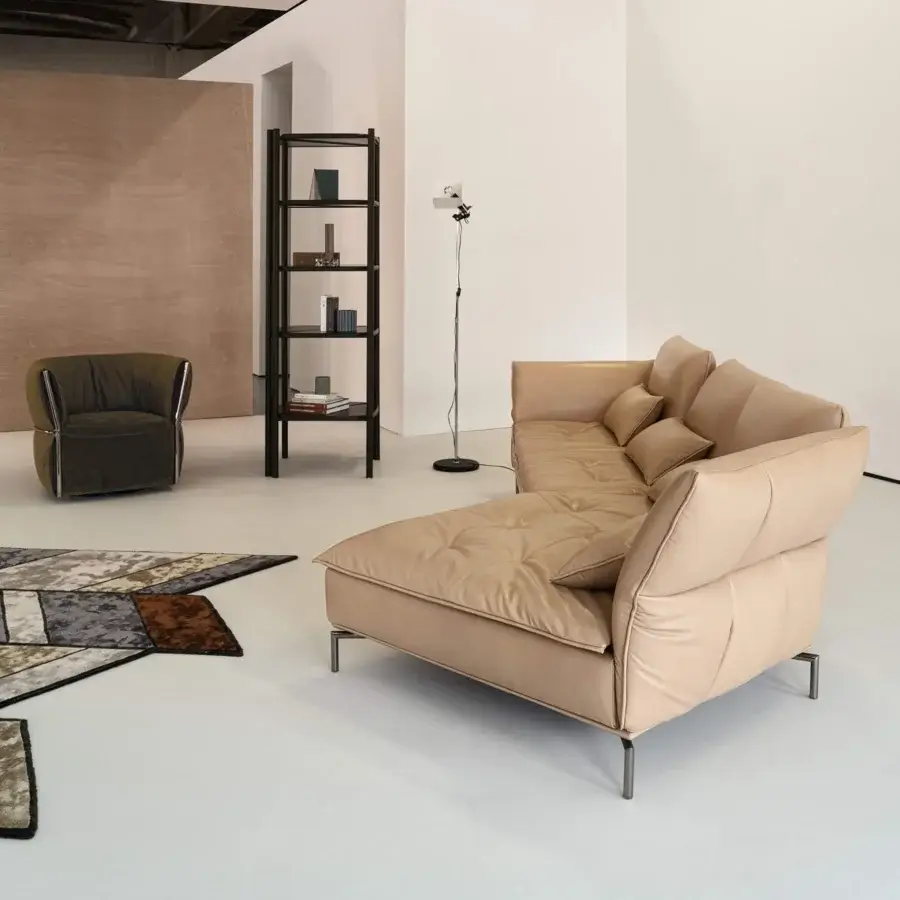 Elegant Cierre1972 Simply sectional with smooth light beige synthetic leather upholstery and slender dark metal legs