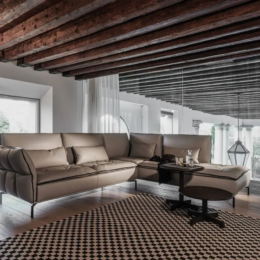 Distinguished Cierre1972 Simply sectional with light beige textile, quilted armrests and dark metal legs