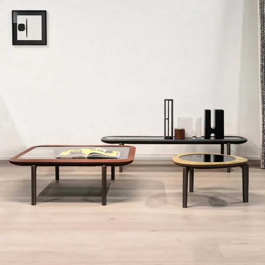 Elegant Cierre1972 Edge coffee table with reddish-brown leather framing a glass top and varnished wooden legs built with subtle piping
