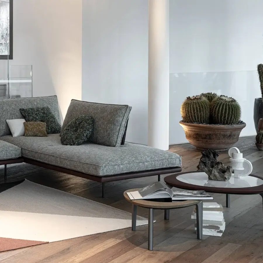 Exceptional Cierre1972 Edge coffee table with a white oval tabletop and dark brown Leather framing with light brown varnished wooden legs
