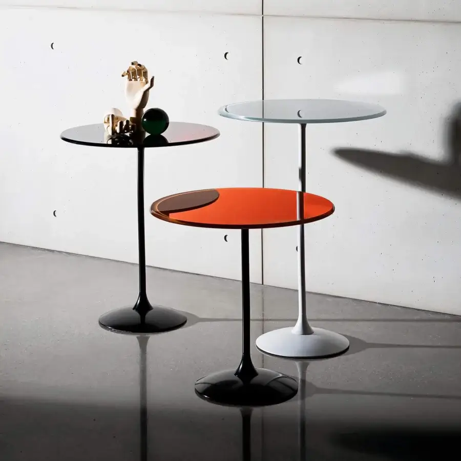 Exceptional Sovet Italia Tulip side table with clear glass top and white lacquered metal base