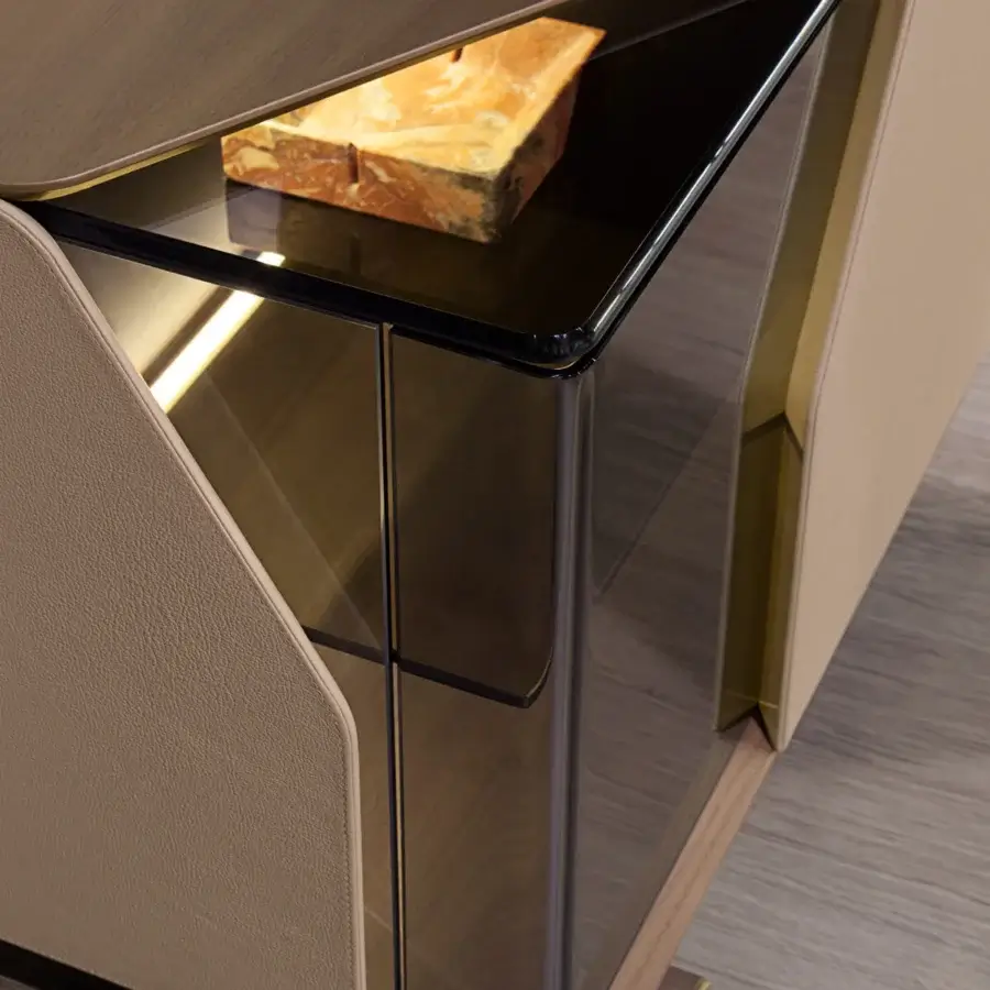 Exceptional Turri Vine TV stand with beige leather, smoked glass and wooden structure built on cylindrical legs with gold caps