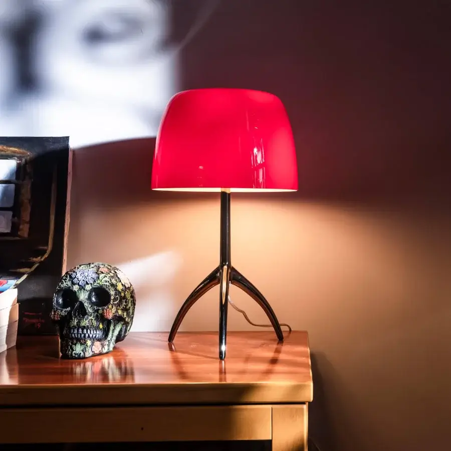 Distinguished Foscarini Lumiere lamp with hand-blown cased glass diffuser in cherry red and polished aluminum tripod base