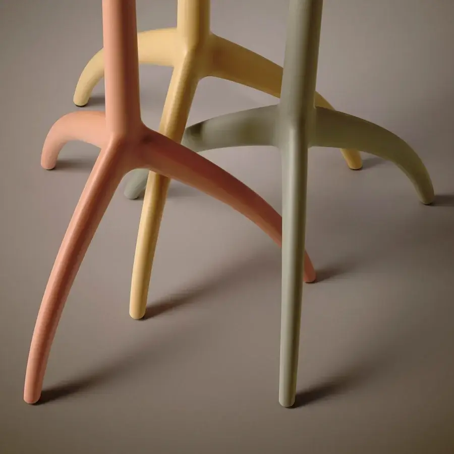 Superior Foscarini Lumiere Nuances lamp with hand-blown cased glass diffuser and peach liquid coated aluminum tripod base
