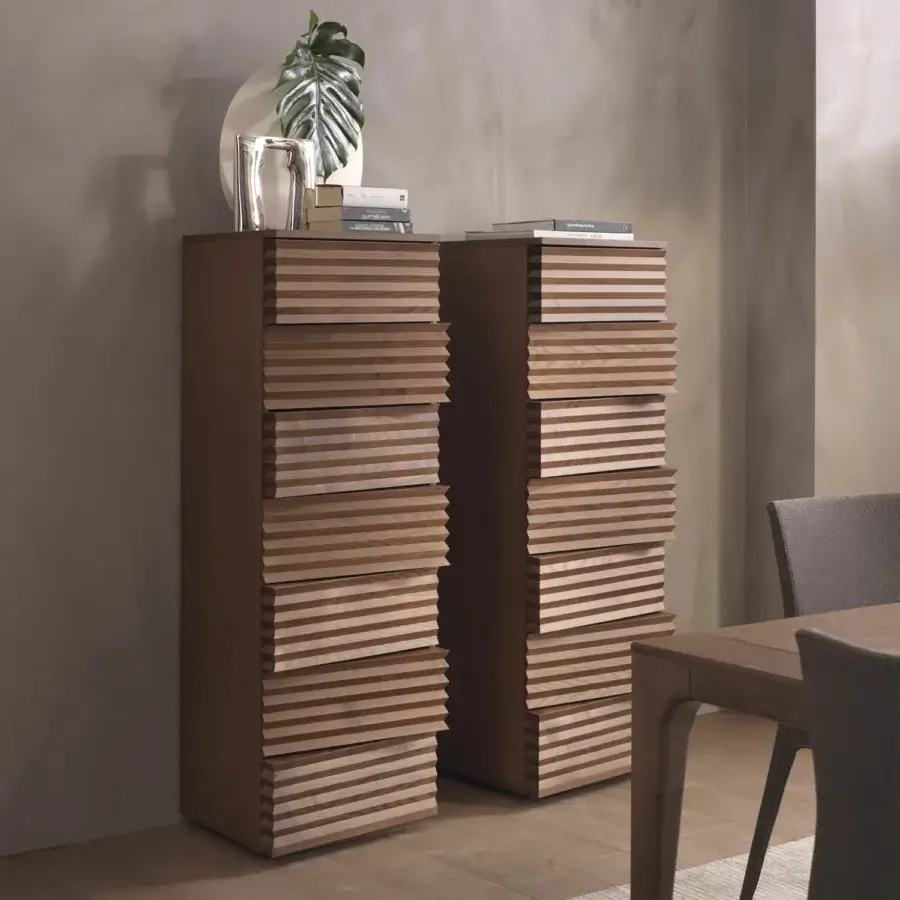 Distinguished Pacini & Cappellini Tiffany chest of drawers with veneered ash wood and sculpted solid ash fronts exhibiting a wavy carved finish