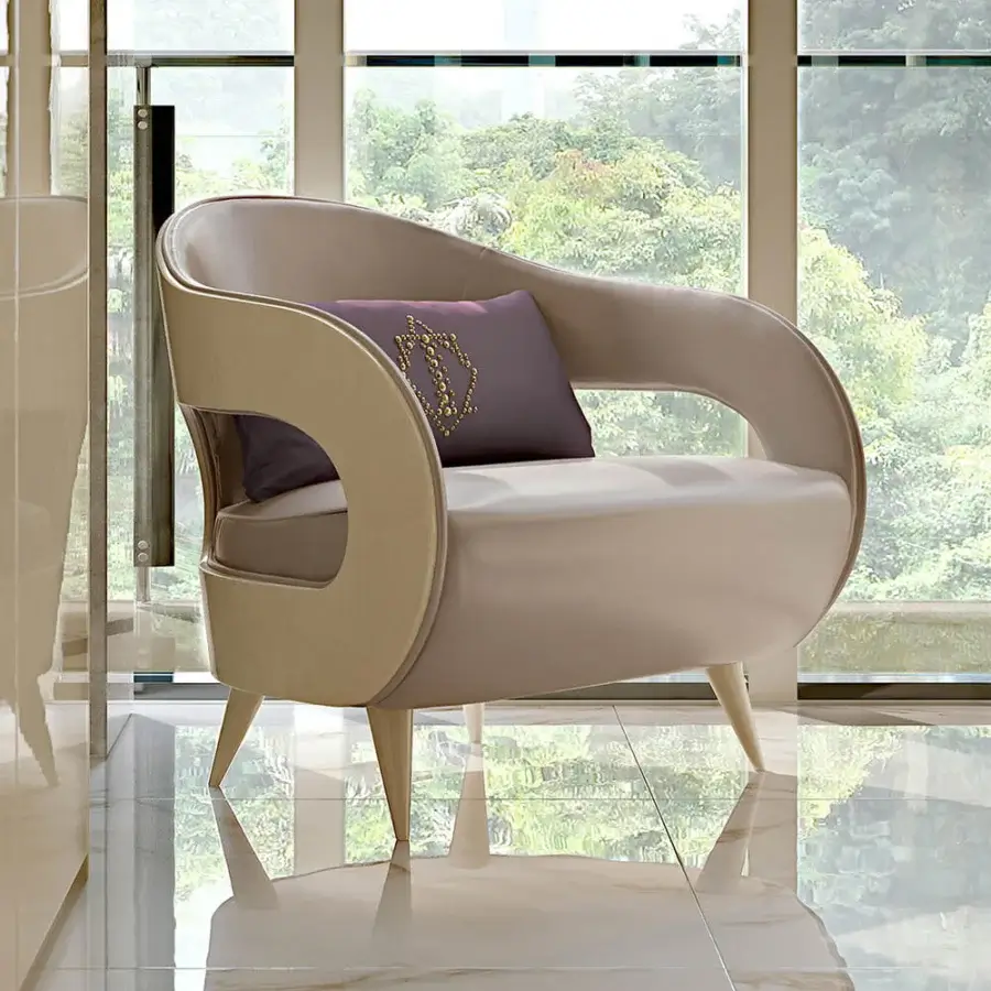 Distinguished Turri Miller lounge chair with light beige leather upholstery, plum cushion and conical matte finish legs