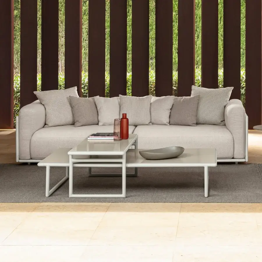 Superior Talenti Tressé sofa with light beige woven eco-leather and tubular aluminum structure, complemented by striped cushions