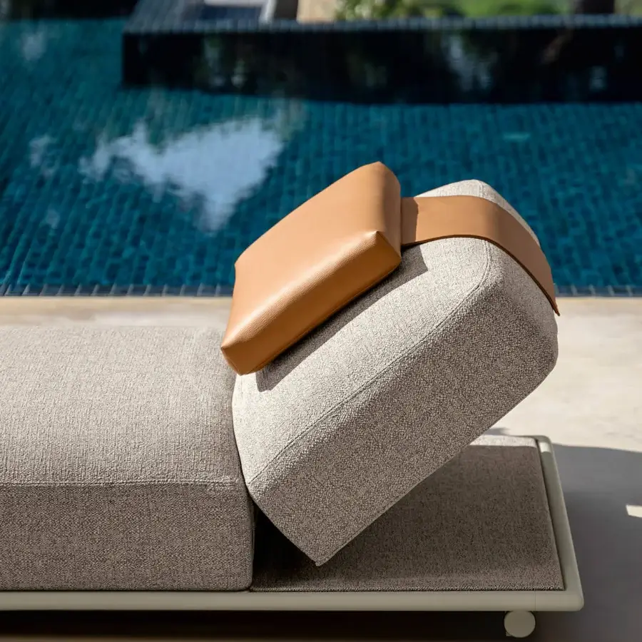 Elegant Talenti Tressé lounger with light grey woven hemp fabric and tan leather headrest crafted in Italy