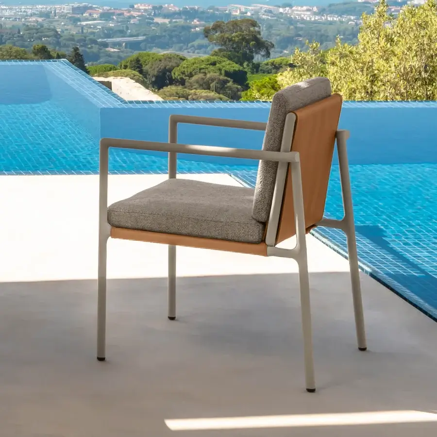 Sophisticated Talenti Tressé armchair with tubular aluminum structure and grey hemp cushions complemented by light brown eco-leather bands with matte finish