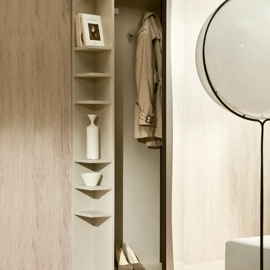 Elegant Pacini & Cappellini Futura entryway wardrobe with ash veneered door and clear mirror in a light beige matte finish