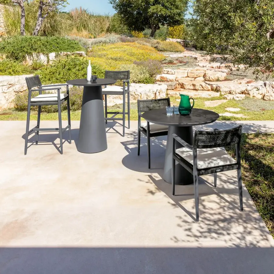 Superior Talenti Dolcevita Alu armchair with dark gray metal frame and light-colored woven backrest